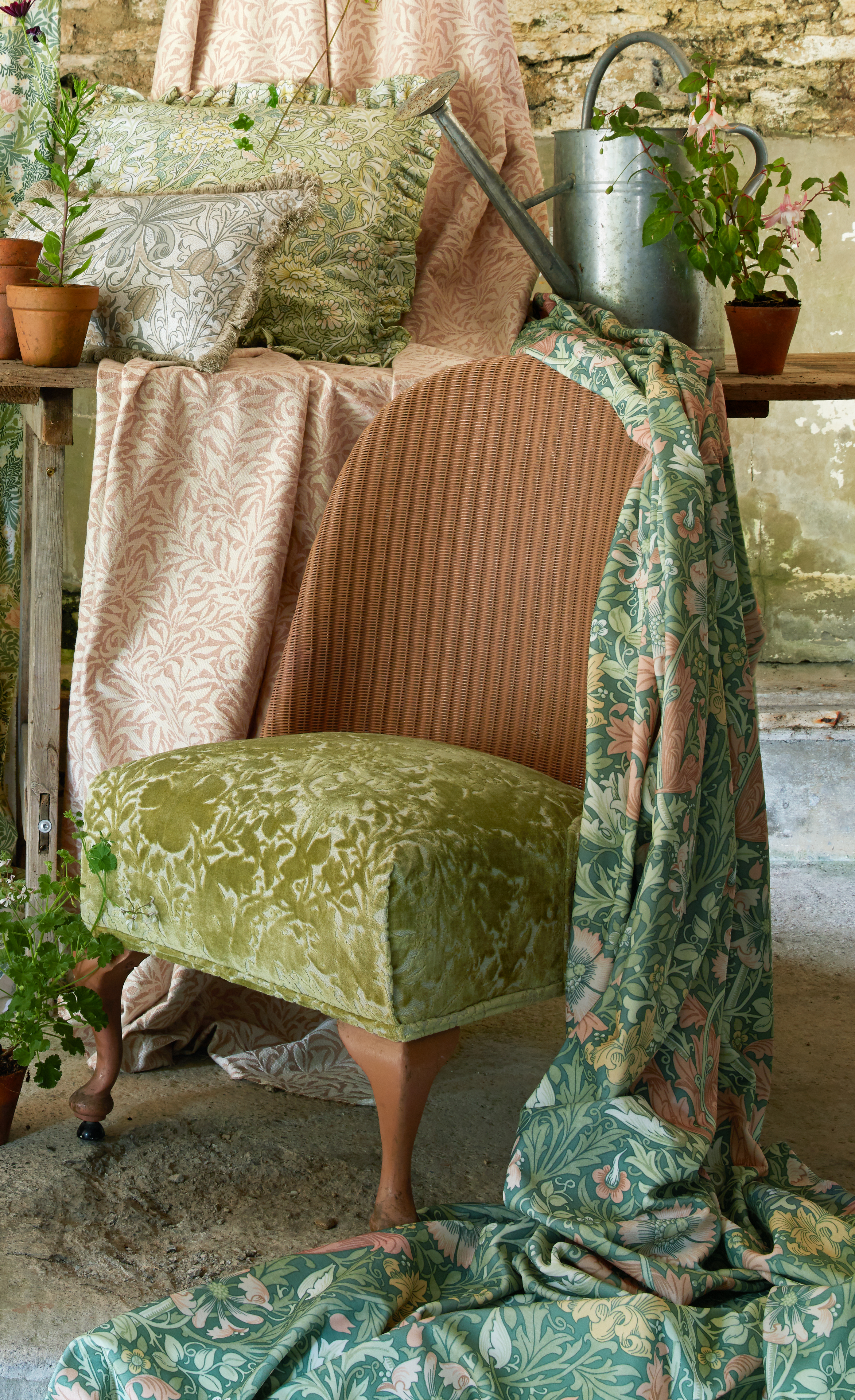 Текстиль William Morris By Ashley Wilde Flora & Foliage Vol 1 COMPTON SILHOUETTE VELVET APPLE