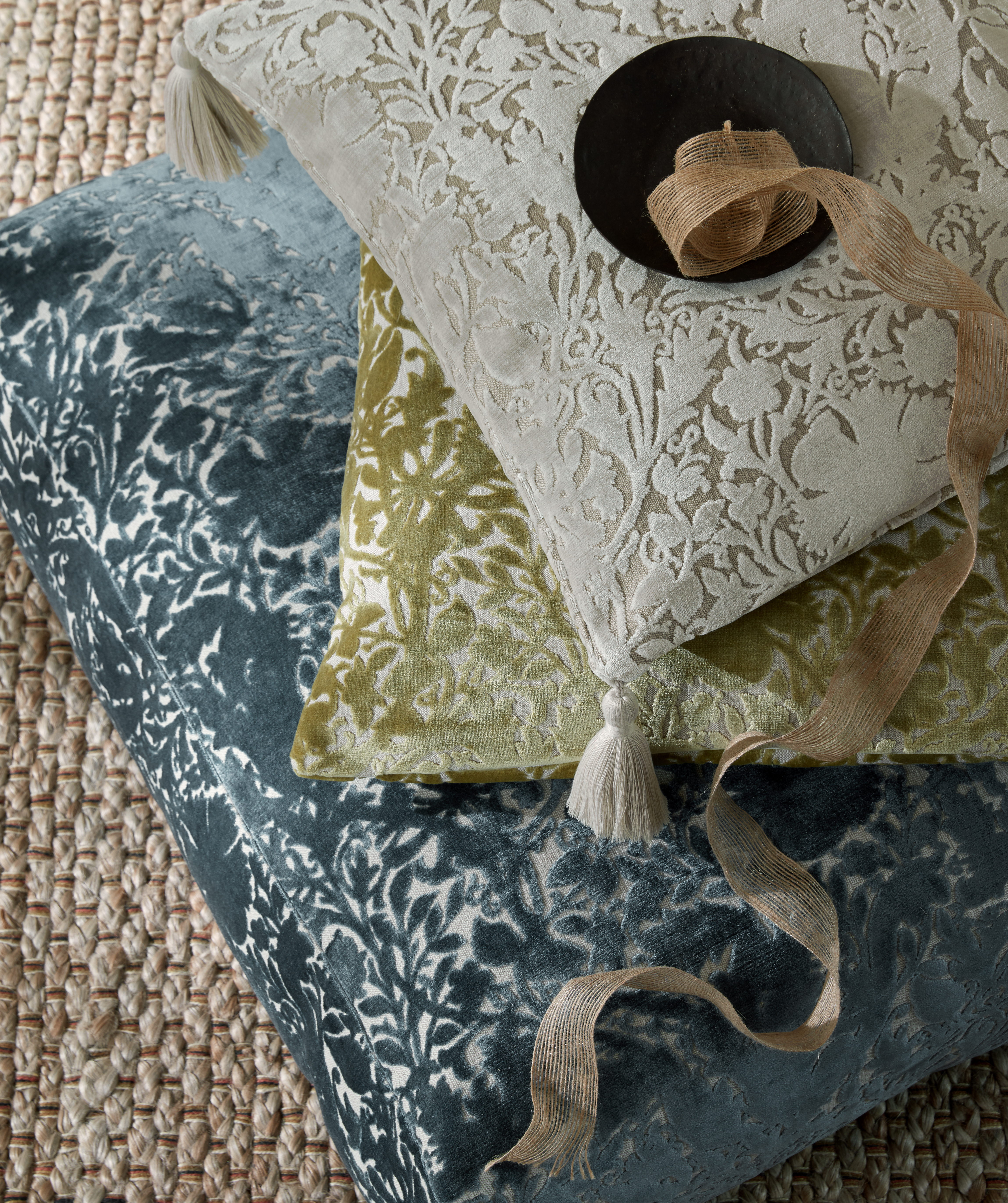 Текстиль William Morris By Ashley Wilde Flora & Foliage Vol 1 COMPTON SILHOUETTE VELVET CLOUD