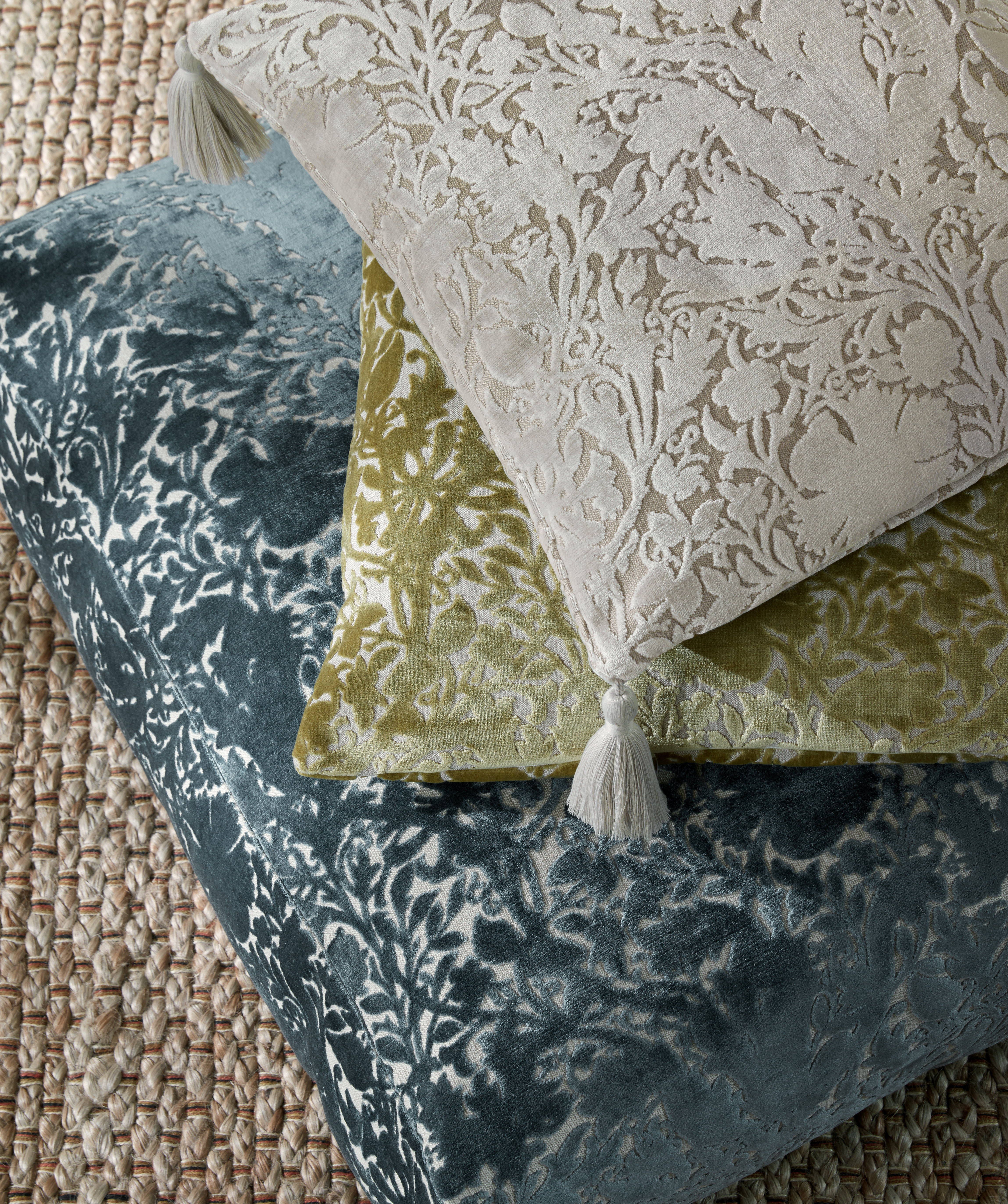 Текстиль William Morris By Ashley Wilde Flora & Foliage Vol 1 COMPTON SILHOUETTE VELVET INDIGO