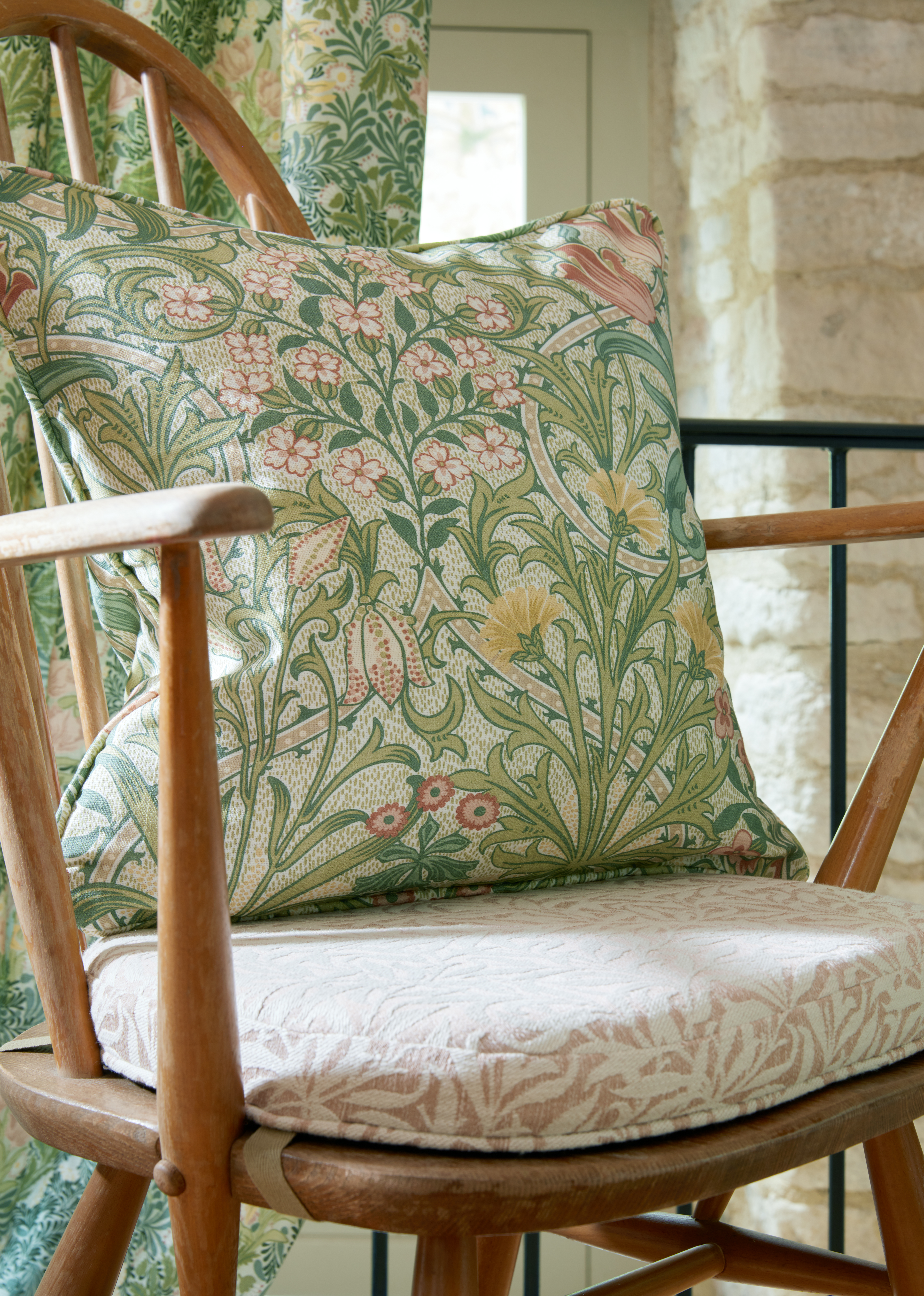 Текстиль William Morris By Ashley Wilde Flora & Foliage Vol 1 COMPTON VELVET APPLE