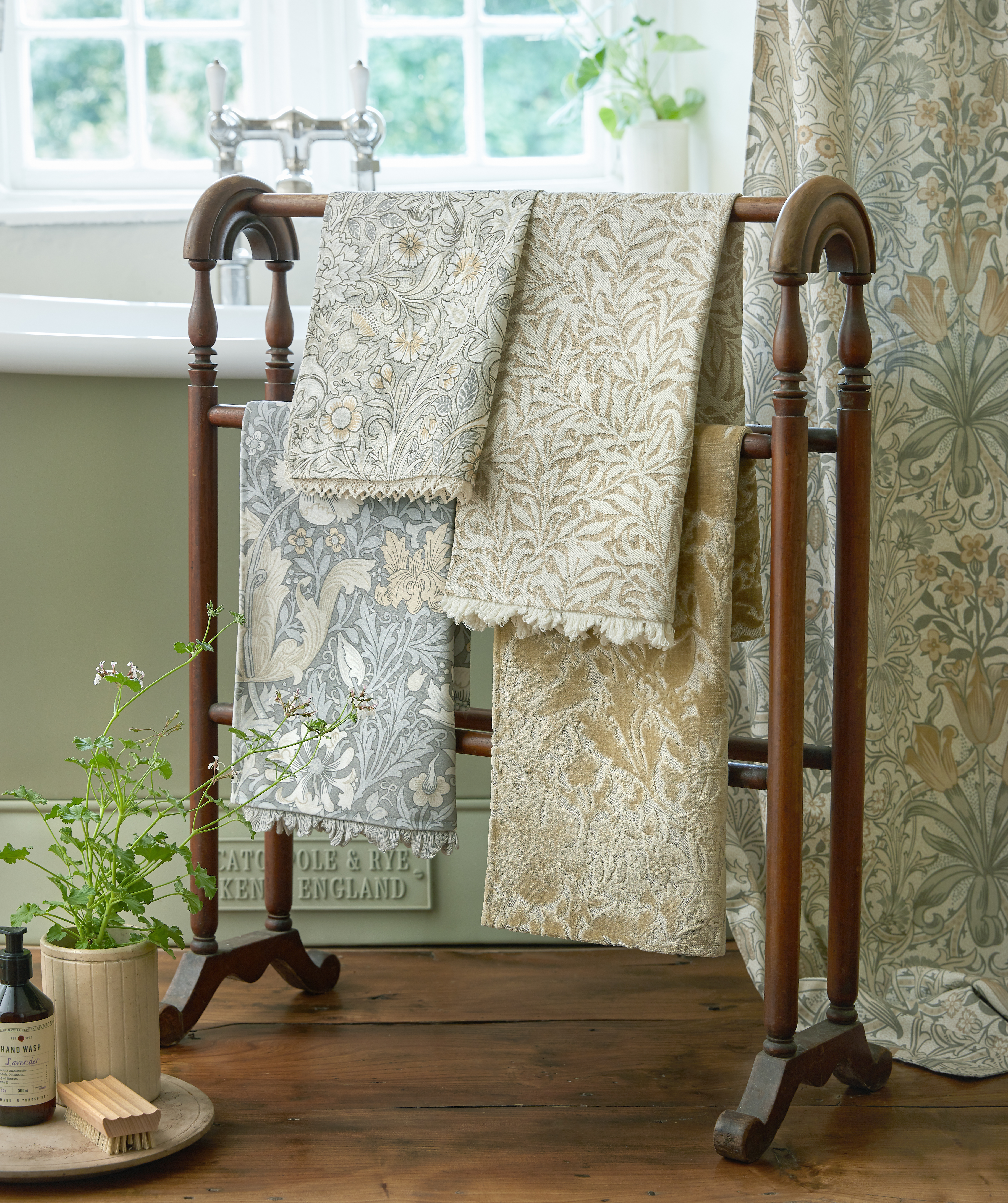 Текстиль William Morris By Ashley Wilde Flora & Foliage Vol 1 DOUBLE BOUGH BARLEY