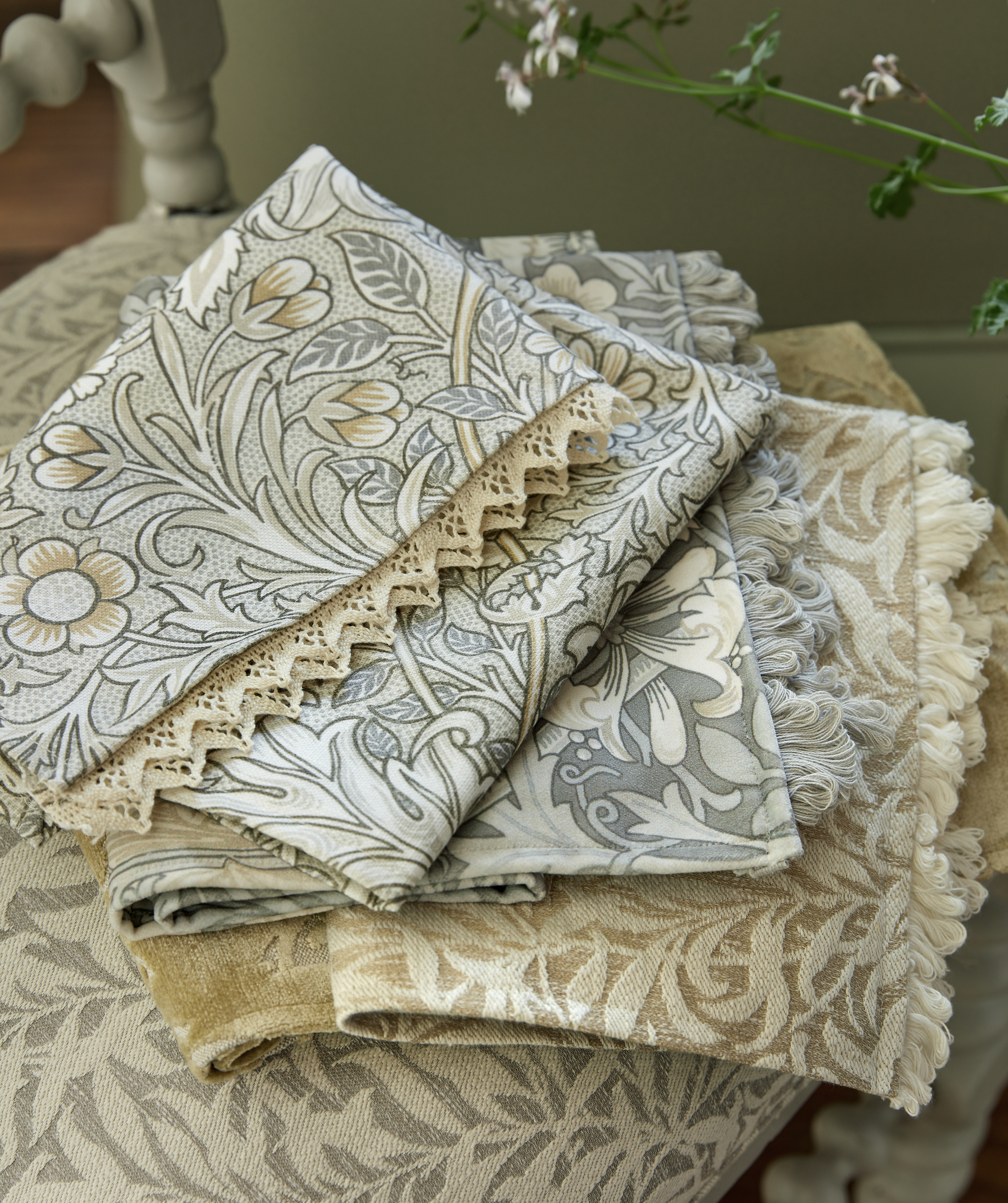 Текстиль William Morris By Ashley Wilde Flora & Foliage Vol 1 DOUBLE BOUGH BARLEY