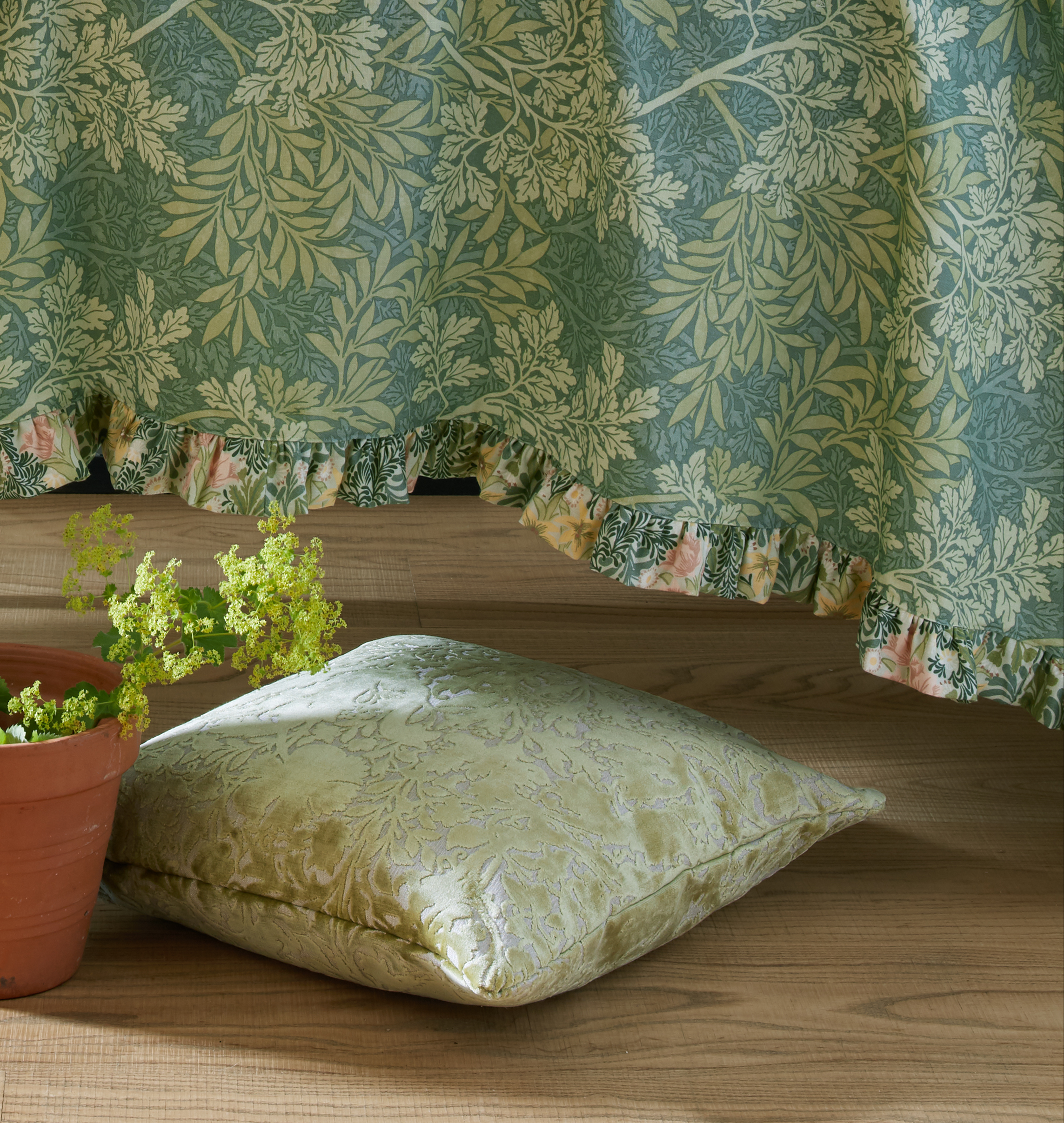Текстиль William Morris By Ashley Wilde Flora & Foliage Vol 1 FOLIAGE APPLE
