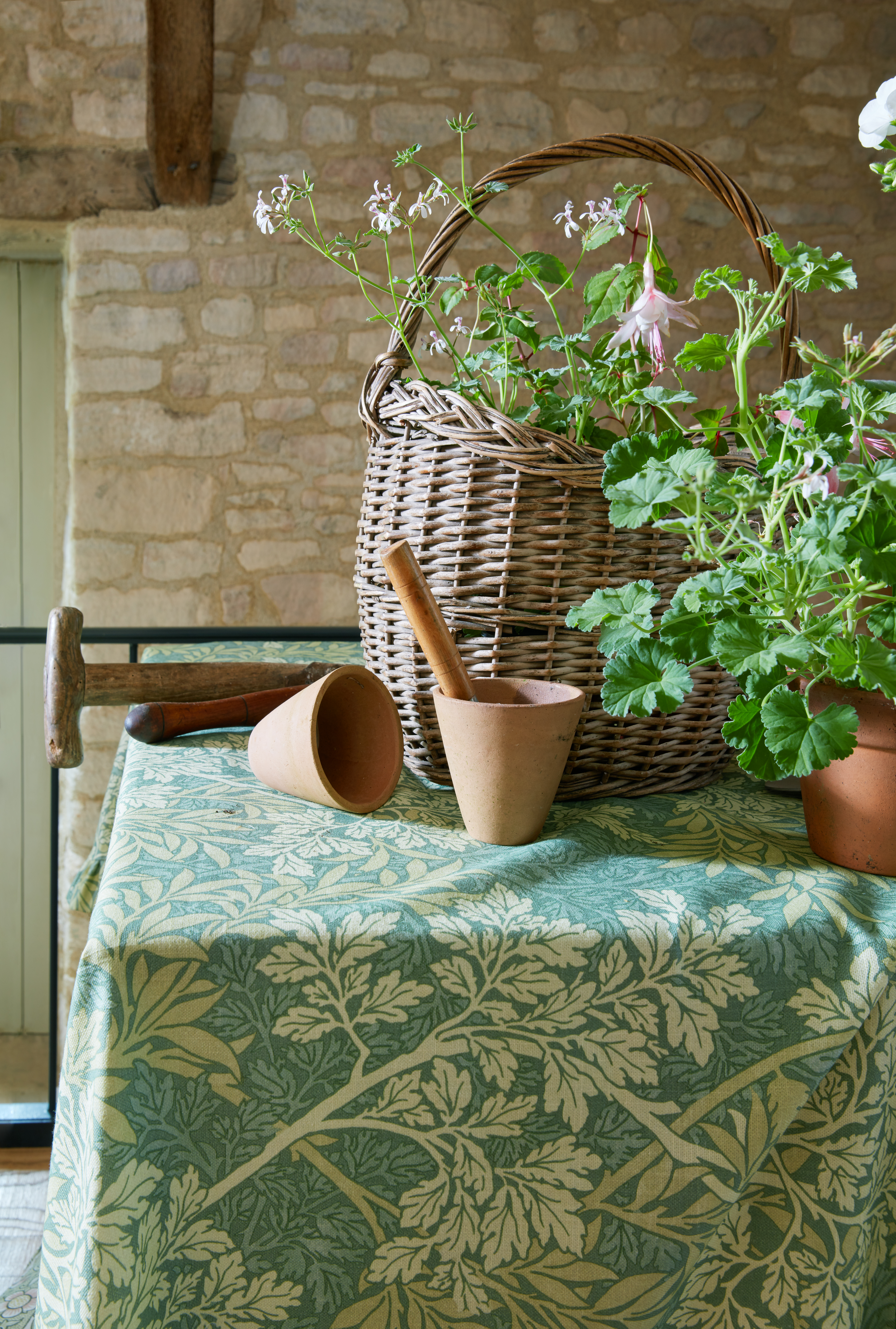 Текстиль William Morris By Ashley Wilde Flora & Foliage Vol 1 FOLIAGE APPLE