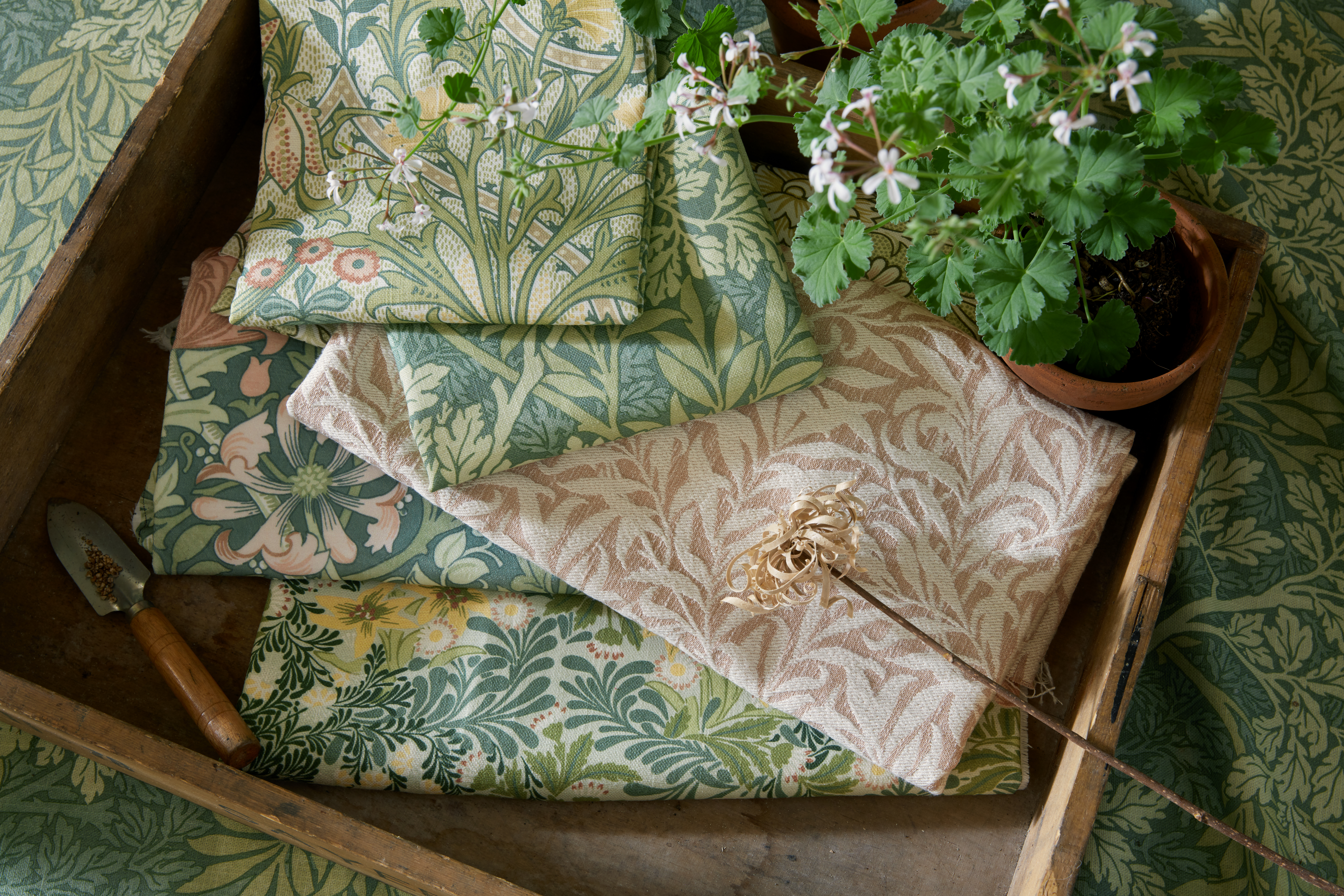 Текстиль William Morris By Ashley Wilde Flora & Foliage Vol 1 WILLOW BOUGH WOVEN BRICK