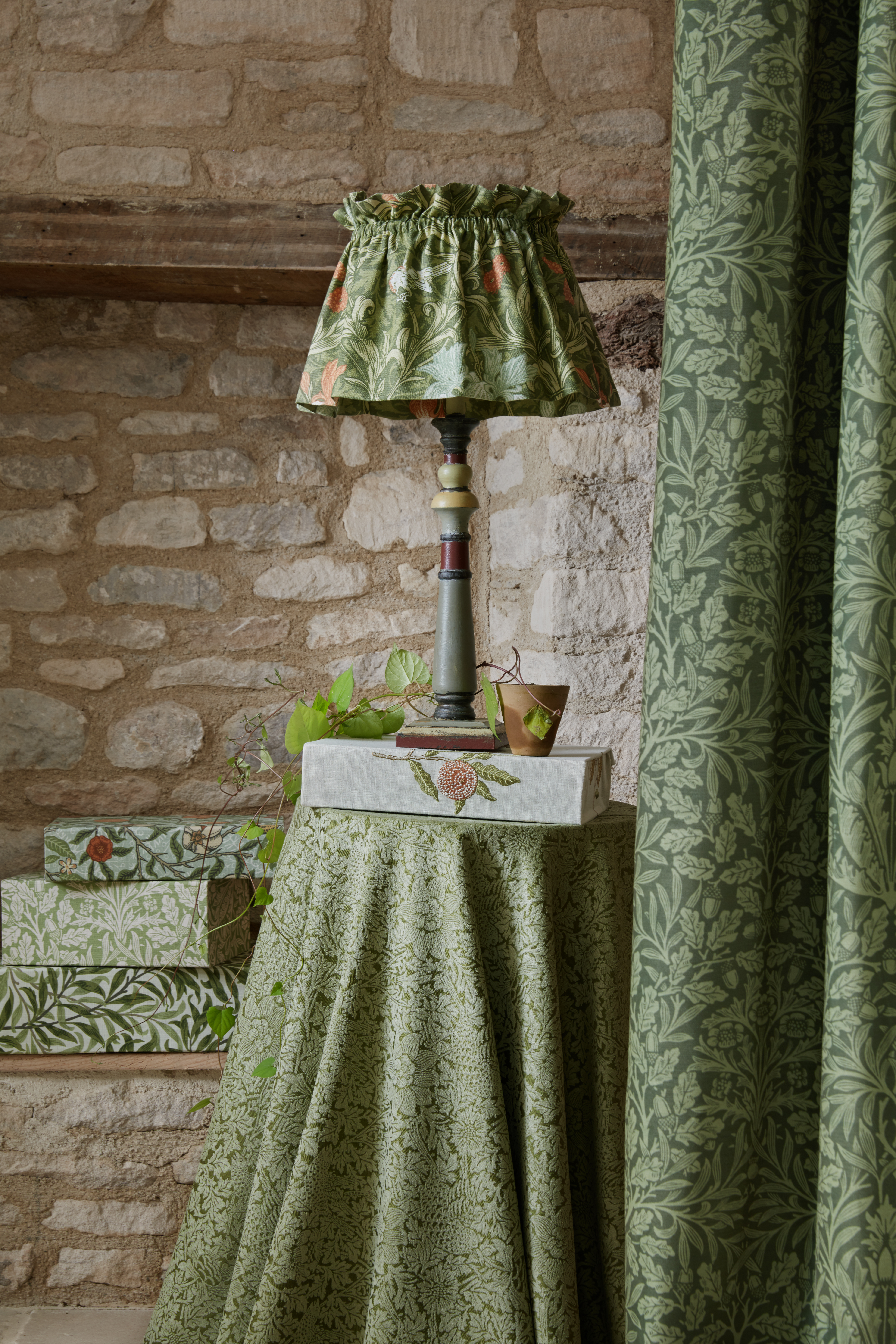 Текстиль William Morris By Ashley Wilde The Forager BIRD AND ANEMONE WOVEN MOSS