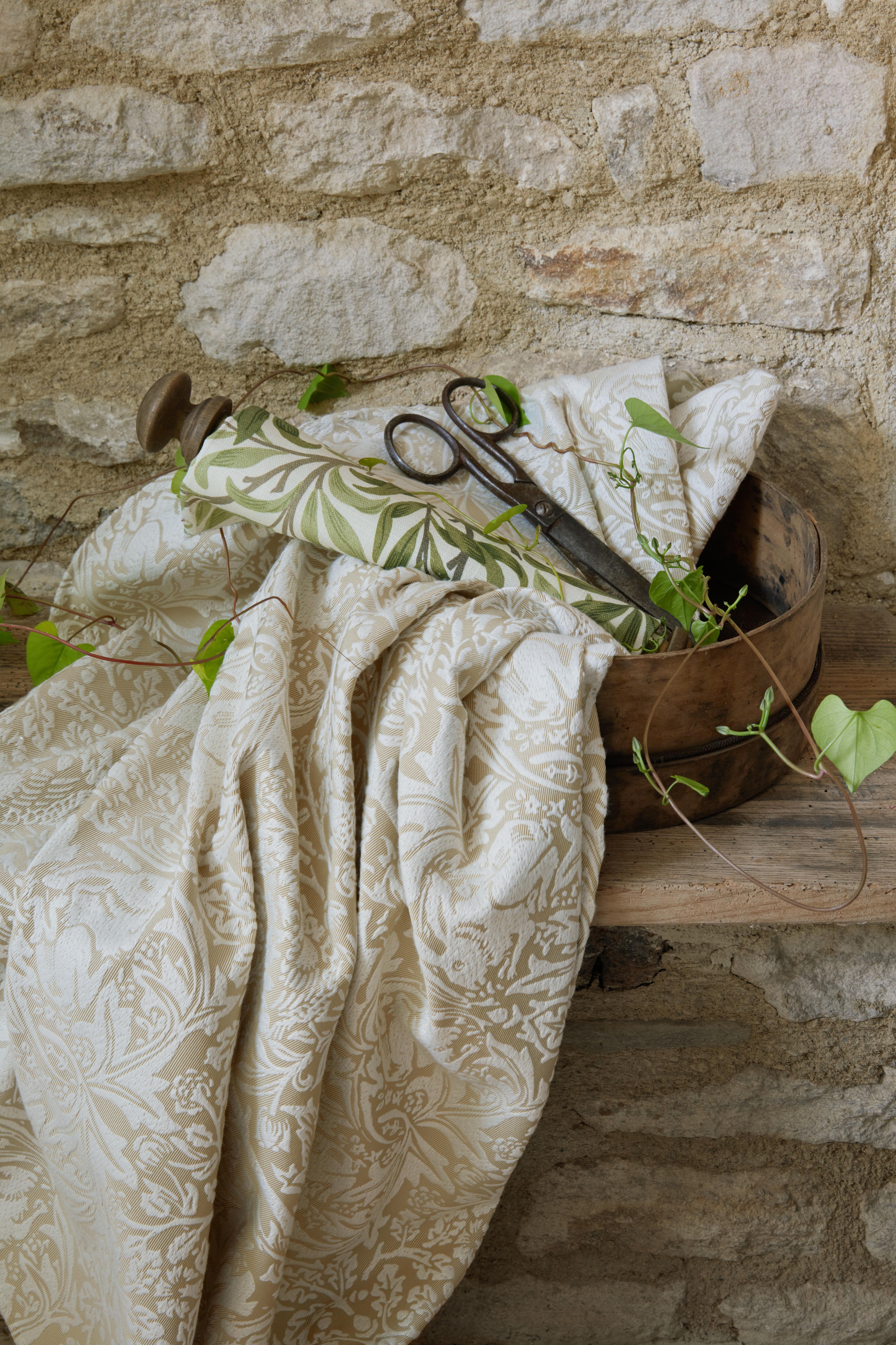 Текстиль William Morris By Ashley Wilde The Forager BROTHER RABBIT WOVEN HONEY