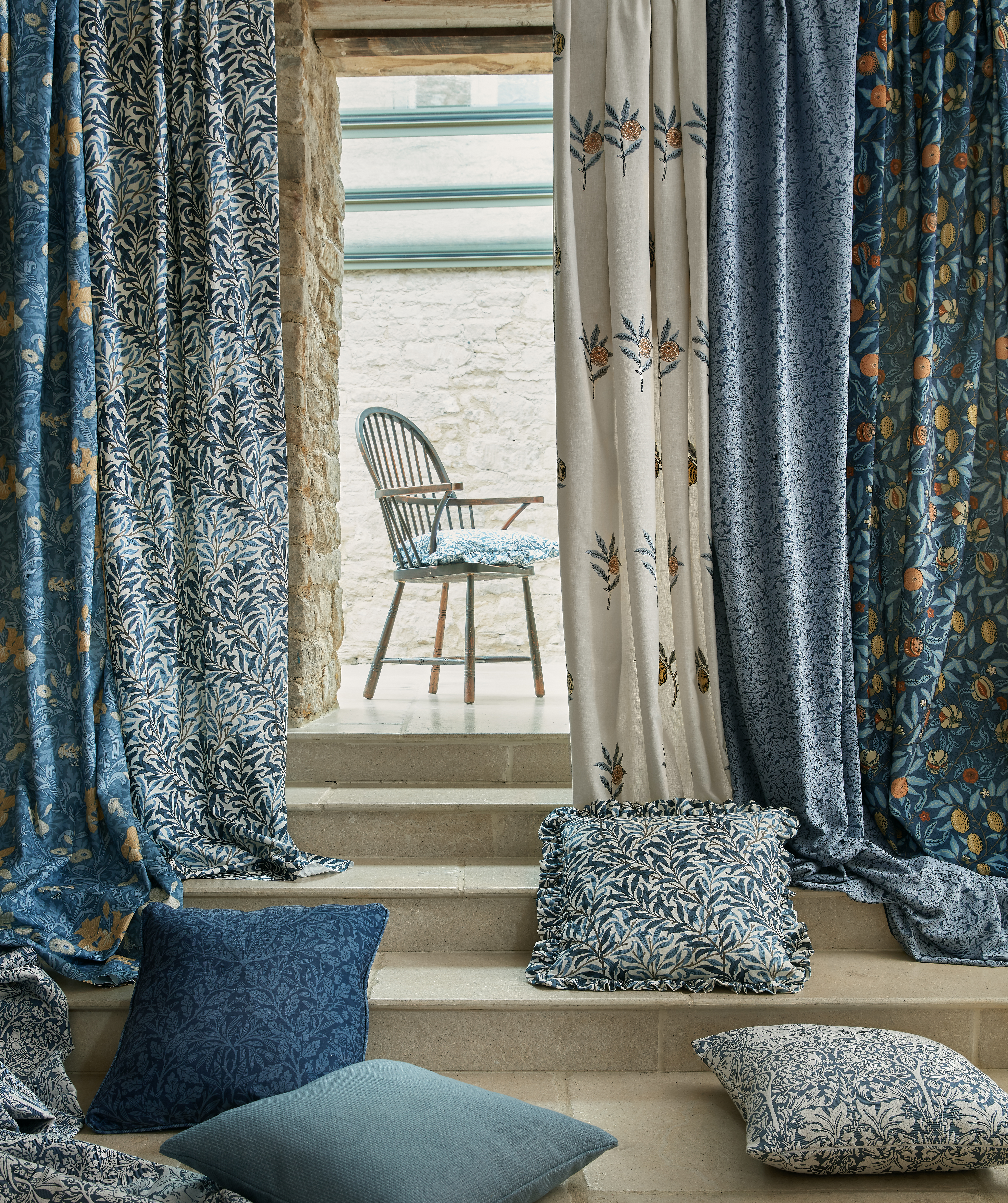 Текстиль William Morris By Ashley Wilde The Forager FRUIT VELVET MIDNIGHT