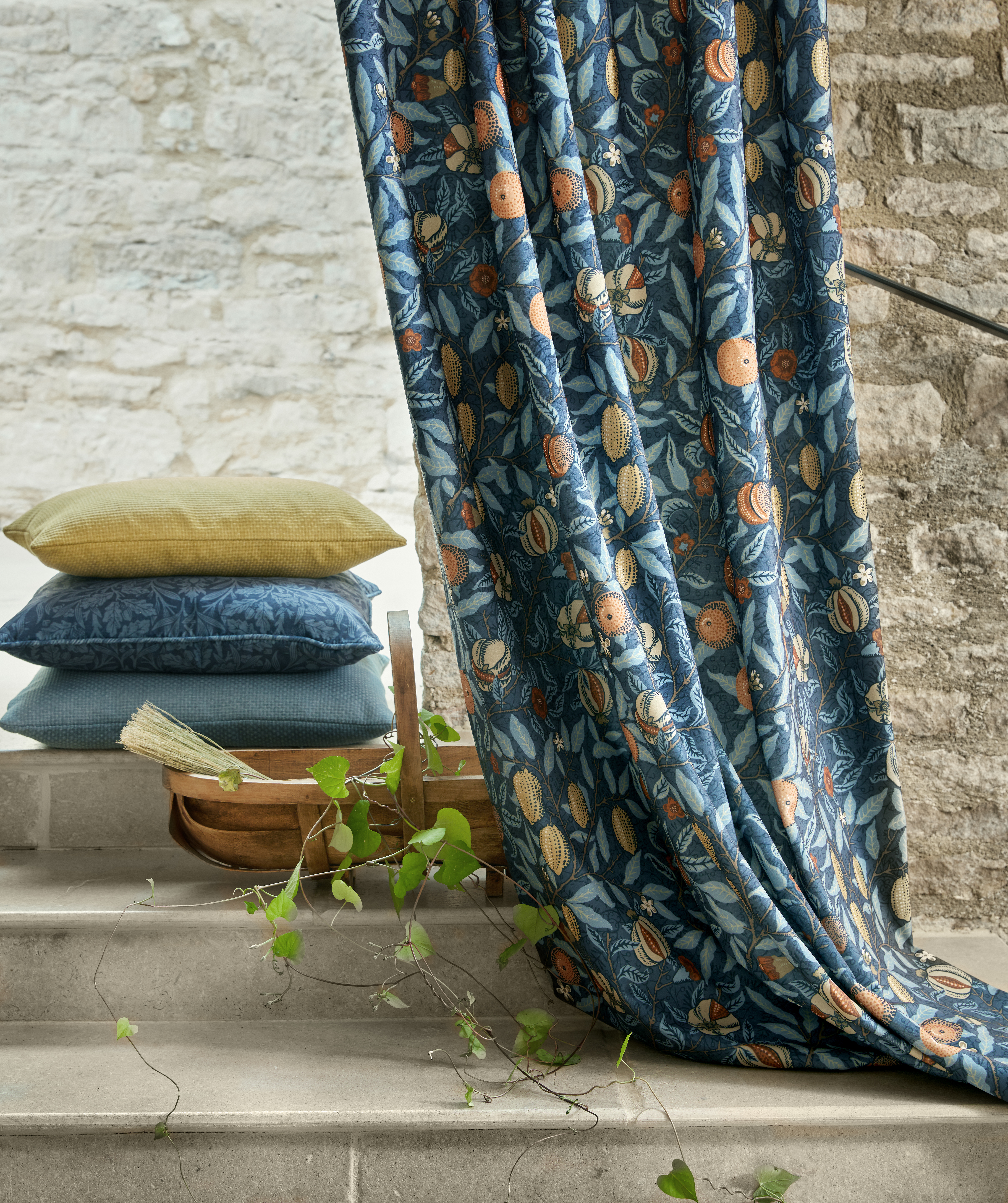 Текстиль William Morris By Ashley Wilde The Forager FRUIT VELVET MIDNIGHT